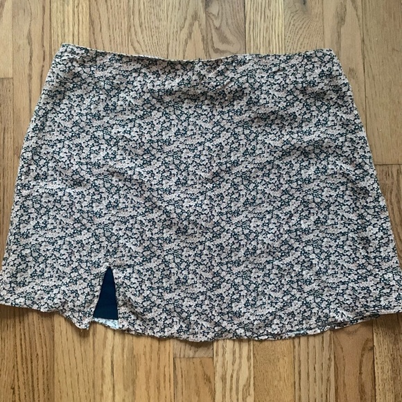 AMERICAN EAGLE FLORAL MINI SKIRT - Picture 3 of 3